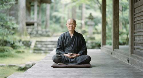 Representación artística de un monje zen sentado en meditación con una expresión serena y natural