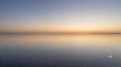 Superficie de agua tranquila reflejando cielo despejado al amanecer, luz dorada suave, atmósfera de quietud y claridad innata