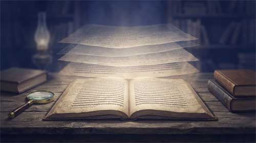 Composición contemplativa en tonos índigo, beige pergamino y plata apagada: edición crítica abierta de texto sánscrito budista sobre escritorio de madera junto a lupa y volúmenes apilados; encima flotan capas translúcidas de estratos textuales como sedimento geológico revelando significados ocultos; luz plateada suave brota de márgenes e interlineados del manuscrito