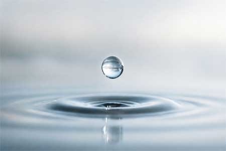 Imagen minimalista de agua y luz, capturando la esencia del presente puro