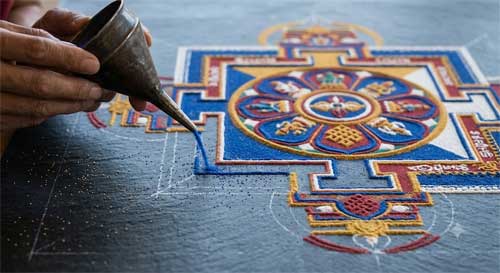 Detalle de un mandala de arena tibetano siendo creado