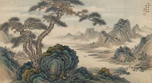 Paisaje chino tradicional con una gran roca azulada cubierta de musgo junto a un pino antiguo