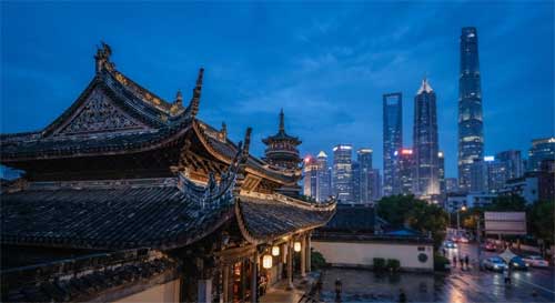 Contraste entre un templo budista tradicional y los rascacielos de Shanghai