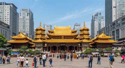 Vista del Templo Jing'an con su techo dorado brillando frente a edificios modernos