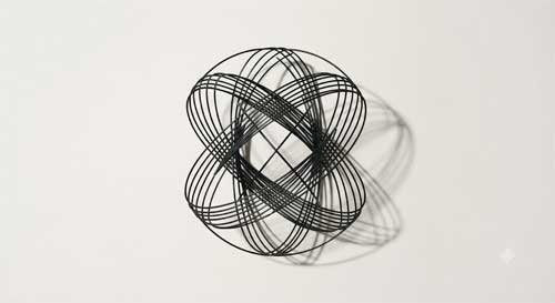 Representación artística de estructuras geométricas equilibradas o nudos desatándose en un espacio minimalista
