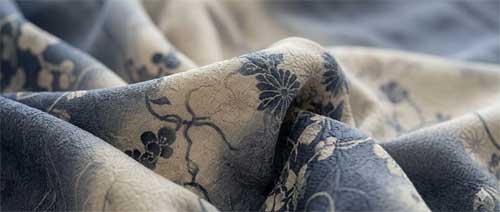 Detalle textil y caligráfico inspirado en la estética shunga de Hokusai