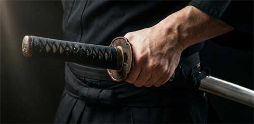 Mano sobre la empuñadura de una katana en posición de Iaido