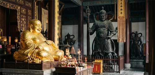 Estatuas de Maitreya y Weituo en el templo