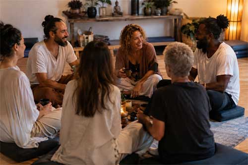 Grupo de practicantes compartiendo momento tras la meditación
