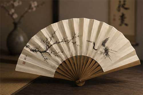 Representación artística de un abanico japonés Sensu con pintura tradicional
