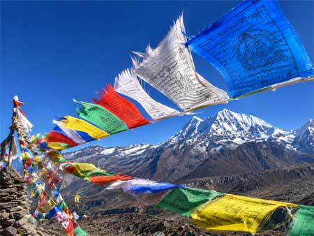 Banderas de oración tibetanas ondeando en la montaña