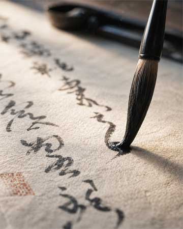 Detalle de caligrafía china antigua sobre papel de arroz