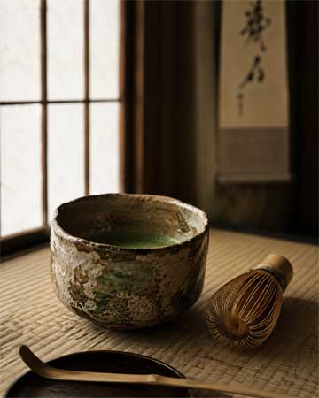 Cuenco de té matcha sobre tatami con luz suave