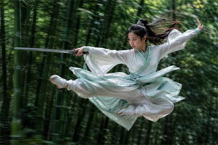 Practicante realizando un salto con la espada Jian