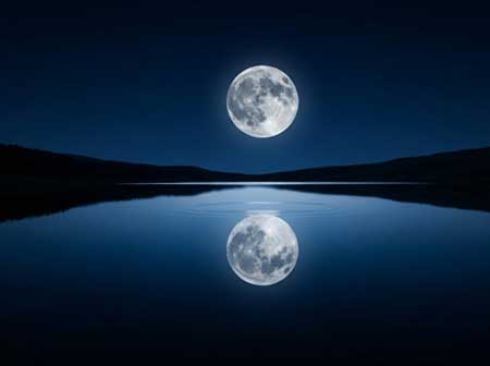 Reflejo de la luna en un lago tranquilo simbolizando el Hokyo Zan Mai