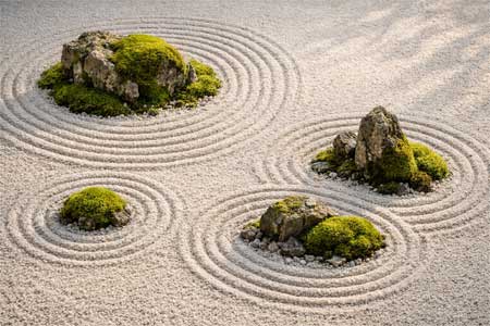Jardín Zen de roca y arena rastrillada