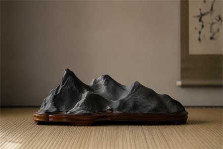 Piedra Suiseki sobre base de madera tradicional