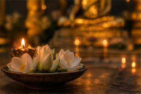 Ofrendas de flores y luz en Vesak