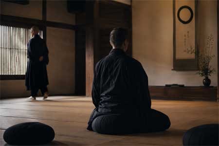 Sala de meditación Zen con practicantes en Zazen y Kin-hin
