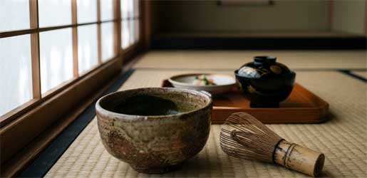 Escena tradicional de una ceremonia de té Chaji con utensilios de bambú y cerámica