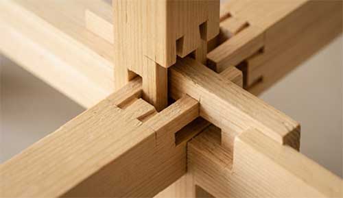 Detalle de ensamblaje de madera japonesa sin clavos, mostrando la precisión del corte