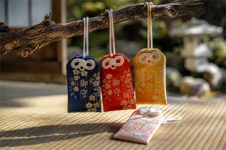 Colección de omamori tradicionales japoneses de seda bordada