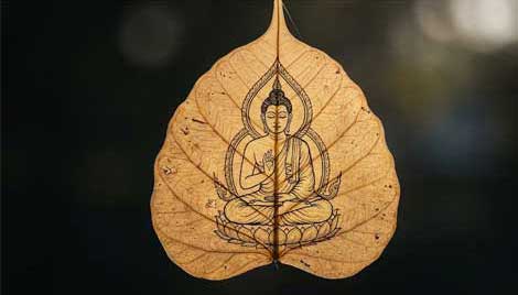 Imagen de un Buda pintada delicadamente sobre una hoja seca del árbol Bodhi