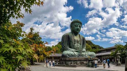 El Gran Buda de Kamakura (Daibutsu) sentado en meditación bajo el cielo abierto