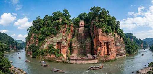 El Gran Buda de Leshan tallado en el acantilado en Sichuan, China