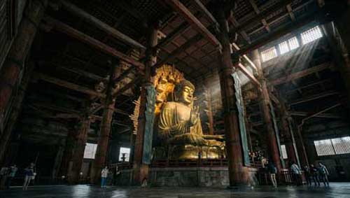 El Gran Buda de Nara (Vairocana) dentro del salón principal del templo Tōdai-ji