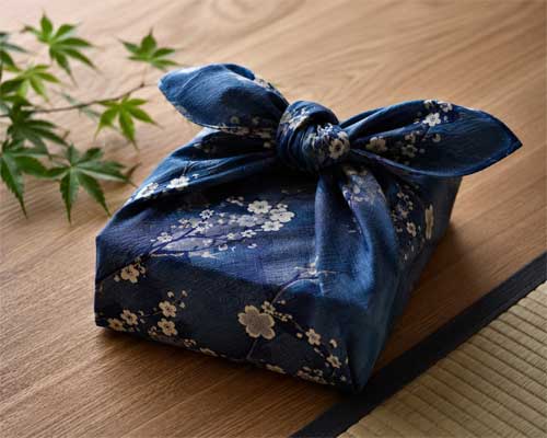 Paño tradicional japonés Furoshiki envolviendo un objeto con elegancia