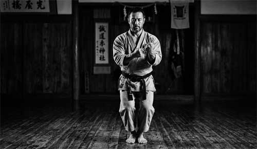 Practicante de Karate Goju-Ryu en postura tradicional