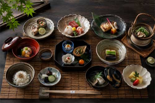 Presentación artística de platos Kaiseki tradicionales
