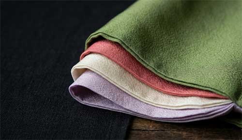 Detalle de capas de colores en un kimono japonés (Kasane no Irome)
