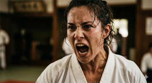 Practicante de artes marciales japonesas realizando un Kiai con intensidad y foco