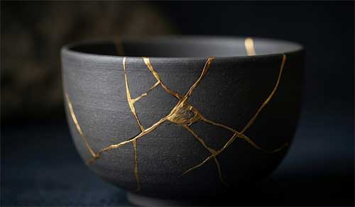 Cerámica reparada con la técnica Kintsugi, mostrando vetas doradas