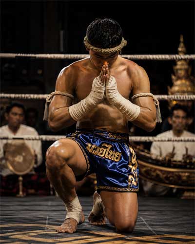 Practicantes de Muay Thai en acción o ritual