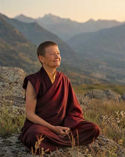 Pema Chödrön meditando en la naturaleza