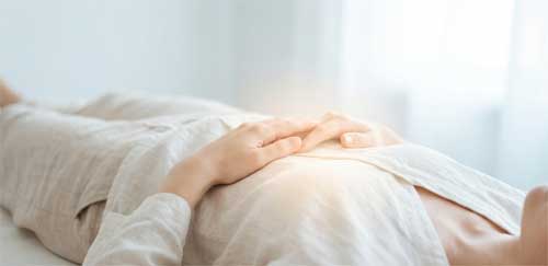 Manos canalizando energía Reiki