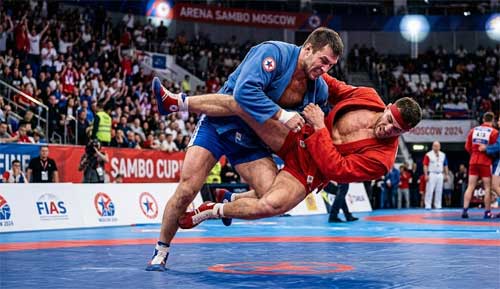 Luchadores de Sambo ejecutando un derribo