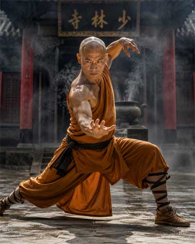 Monje Shaolin practicando Kung Fu tradicional