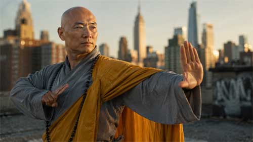Monje Shaolin Shi Yan Ming en postura de meditación o kung fu en Nueva York