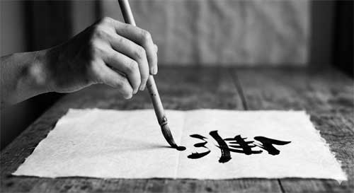 Práctica de Shodō con pincel y tinta