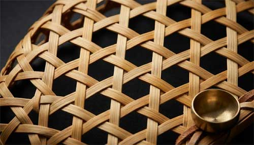 Detalle de una cesta de bambú tejida con la técnica Takezaiku