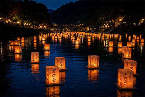 Linternas de papel flotando en un río durante el festival Toro Nagashi