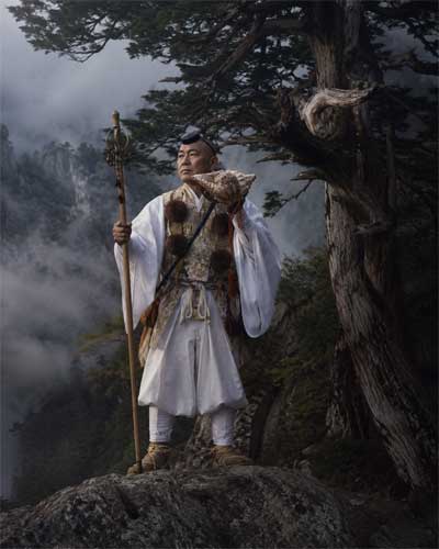 Monje Yamabushi en las montañas de Japón con vestimenta tradicional