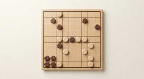 Tablero de Hasami Shogi con piezas mostrando una maniobra de captura por cerco entre dos piezas propias