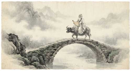 Anciano sabio con barba larga blanca montado sobre un búfalo de agua cruzando un puente de piedra bajo niebla densa, sosteniendo un pergamino, estilo pintura china tradicional tinta lavada