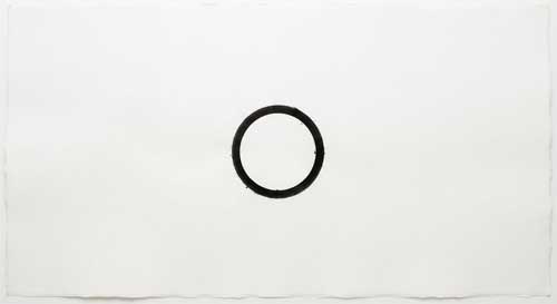 Representación abstracta del vacío: un círculo perfecto dibujado con tinta negra sobre fondo blanco, rodeado de espacio negativo minimalista, estilo zen caligráfico