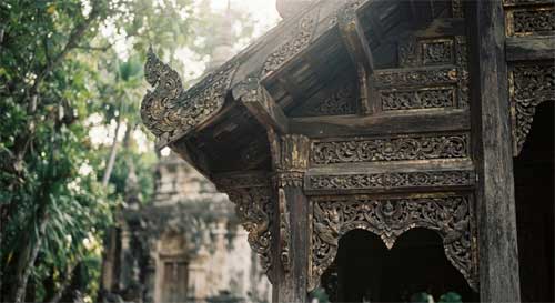 Detalle arquitectónico de un templo antiguo con relieves sutiles